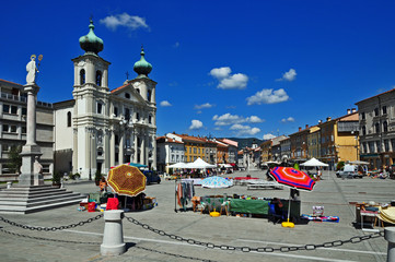 Gorizia, il mercatino dell'antiquariato di piazza della Vittoria