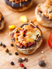 Stuffed champignons with ham and cheese