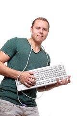 junger mann mit tastatur