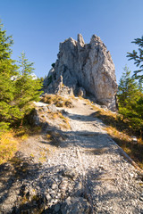 View of the mountains from the path © dziewul