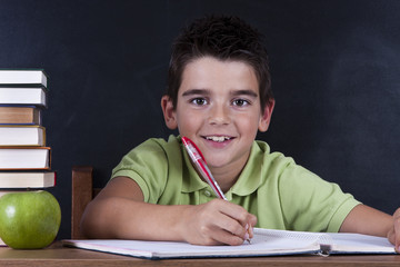 chico en la mesa de la escuela