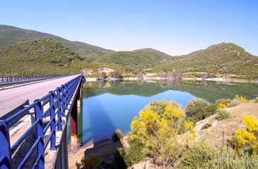 Lago junto a la carretera