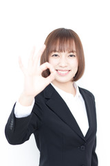 OKのジェスチャーをする女性
