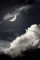 Obraz na płótnie Canvas nocne niebo z Księżycem i chmury