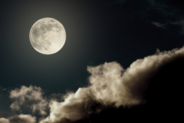 Naklejka na ściany i meble nocne niebo z Księżycem i chmury
