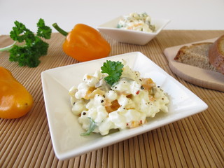 Brotaufstrich mit Hüttenkäse, Oliven und Paprika