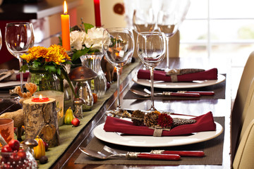 Herbstlich gedeckter Tisch für ein Erntedankfest