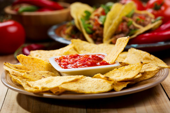 nachos with salsa