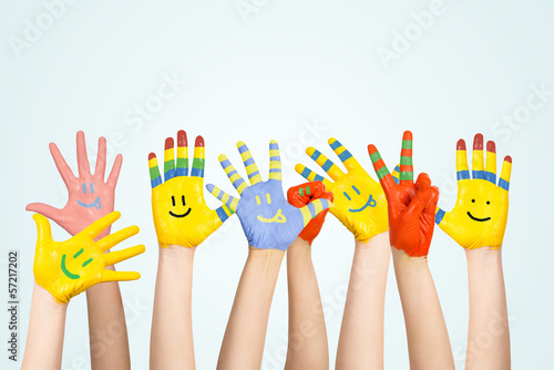 Детские руки в краске с улыбками бесплатно