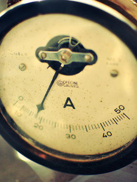 Vecchio amperometro analogicp