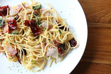 Spaghetti with dried chilli and bacon