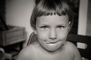 Abwaschbare Fototapete Kind geleckt © minimorra