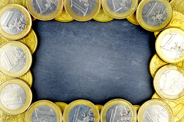 Tafel mit Ring aus Euromünzen