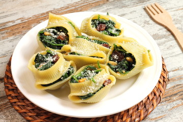 Stuffed pasta shells with spinach, raisins and pine nuts