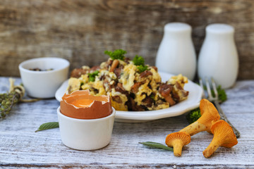 Traditional scrambled eggs with fresh chanterelle