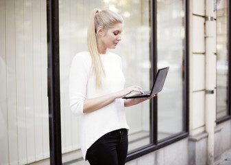 junge Frau mit Laptop