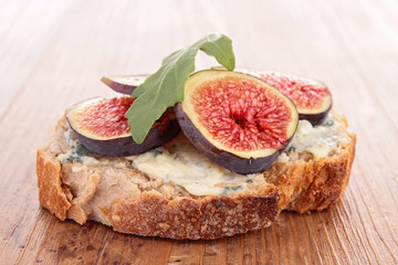 bread with fresh fig