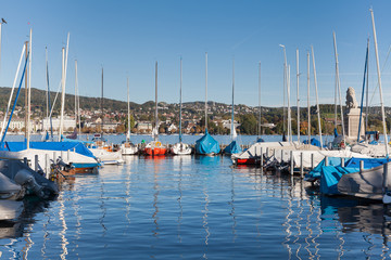 Fototapeta na wymiar Yachts on Lake Zurich