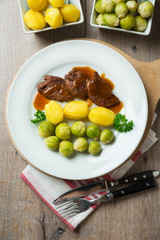 Gebratene Sojasteaks mit Rosenkohl und Salzkartoffeln