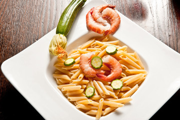 pasta, penne gamberetti e zucchine
