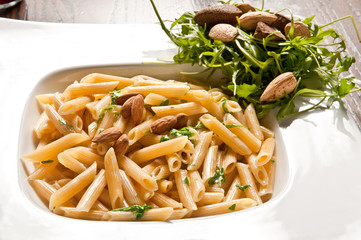 pasta, penne rucola, mandorle e panna