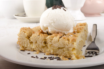 crumb cake with vanilla ice cream