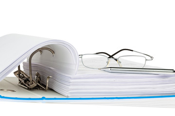 Akten Ordner mit Schriftstücken und Dokumenten