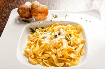 pasta, tagliatelle panna e funghi porcini