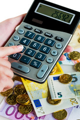 Hand mit Taschenrechner und Geld
