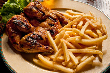 galletto alla griglia con patate fritte