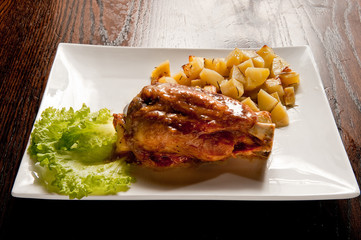 stinco di maiale con patate al forno