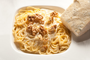 pasta, spaghetti gorgonzola e noci