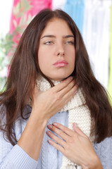 Obraz premium Frau mit Halsschmerzen - woman sore throat