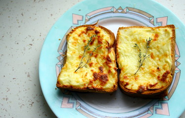 croques-monsieur grillés dans assiette
