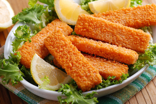 croccanti bastoncini di pesce nel vassoio