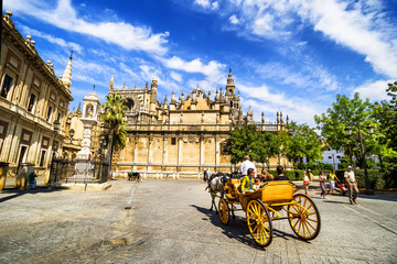 Carriage near Cathedral with Giralda tower, Seville, Spain. - obrazy, fototapety, plakaty
