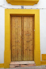 Porte en bois entourée de jaune