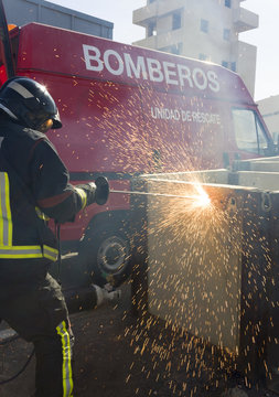 Bombero cortando con lanza t&eacute;rmica