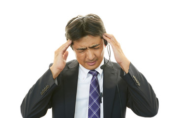 疲れた様子の男性オペレーター