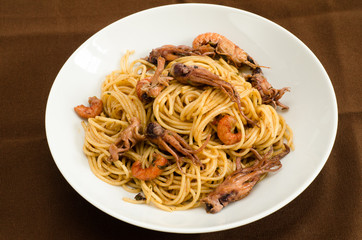 Spaghetti con moscardini e gamberetti, cucina italiana