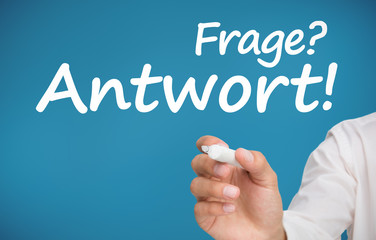Hand writing frage and antwort with a marker