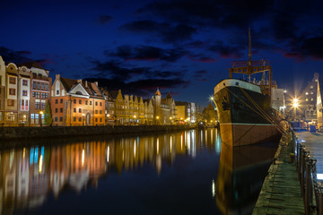 Fototapeta premium Night view - Motlawa river and Old Town in Gdansk, Poland.