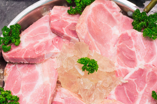 Sauerfleisch und S&uuml;lze beim Metzger