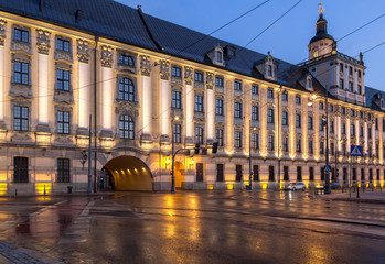 Obraz premium Uniwersytet Wrocławski wieczorem