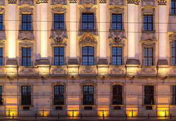 Fasada Uniwersytetu Wrocławskiego w nocy