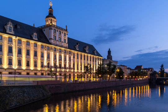 Siedziba Uniwersytetu Wrocławskiego wieczorem