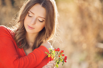 Naklejka premium portrait of beautiful young woman in sun rays