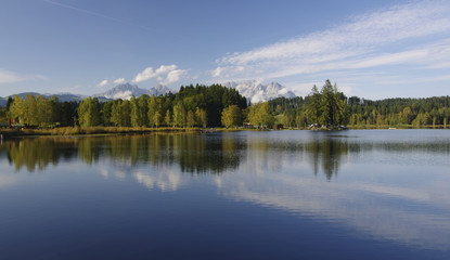 Fototapeta na wymiar Herbst unterm Wilden Kaiser - Schwarzsee