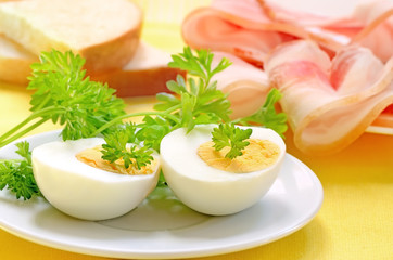 Breakfast with eggs and bacon