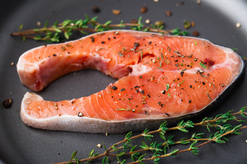 Salmon steak with thyme and pepper